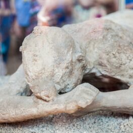 Victimă a erupției vulcanice din Pompei, om care stă aplecat. Experții au aflat cum au murit victimele din Pompei