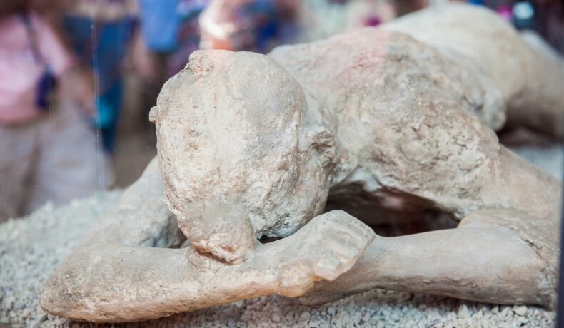 Victimă a erupției vulcanice din Pompei, om care stă aplecat. Experții au aflat cum au murit victimele din Pompei