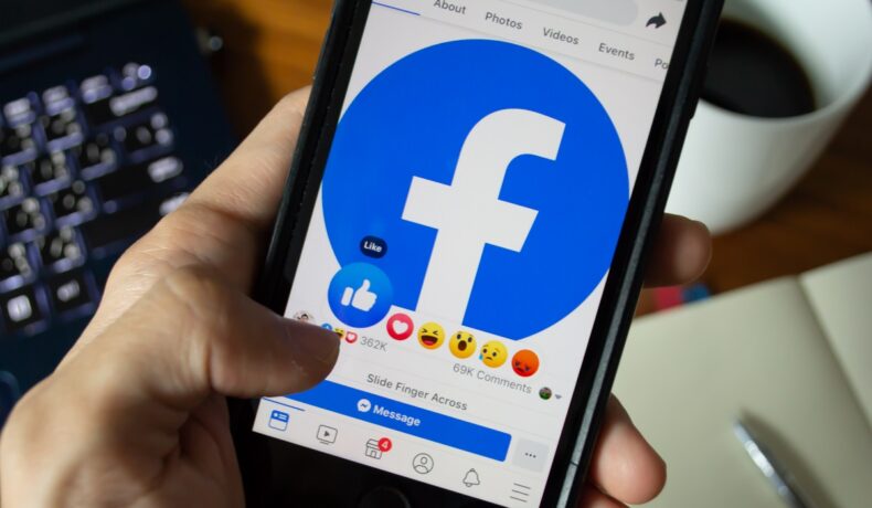 Platforma și logo-ul Facebook pe ecranul unui telefon. Un utilizator dă un like la o postare cu logo-ul Facebook. Mulți se întreabă cum verifici dacă te-a blocat cineva pe Facebook