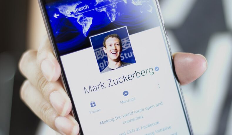 Imaginea lui Mark Zuckerberg pe Facebook, pe ecranul unui telefon mobil. E profilul lui de pe Facebook. Facebook renunță la recunoașterea facială, potrivit reprezentanților