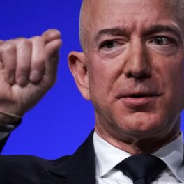 Jeff Bezos la un eveniment Air Force Association, din 2018. E îmbrăcat în costum negru, cu o cămașă neagră, pe fundal albastru. Jeff Bezos a fost criticat recent pentru o donație