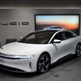 Lucid Air Dream Luxury Edition, mașina electrică expusă în showroom-ul Lucid Motors, în anul 2021. Mașina e albă, studioul e gri. Lucid Air e Mașina Anului 2022, potrivit MotorTrend