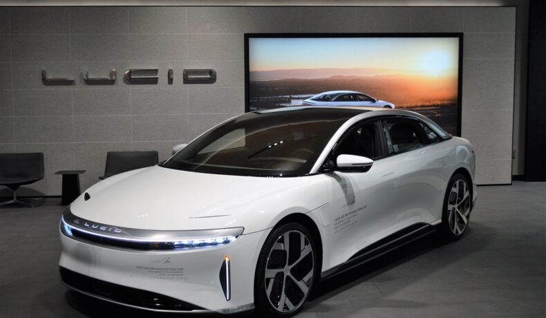 Lucid Air Dream Luxury Edition, mașina electrică expusă în showroom-ul Lucid Motors, în anul 2021. Mașina e albă, studioul e gri. Lucid Air e Mașina Anului 2022, potrivit MotorTrend