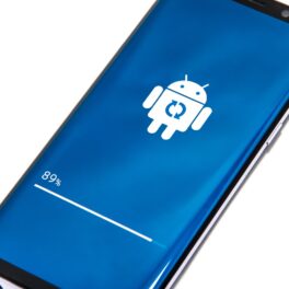 Telefon Samsung, cu o actualizare pe ecranul albastru, pe un fundal alb. Samsung adaptează telefoanele mobile pentru nevoile consumatorilor