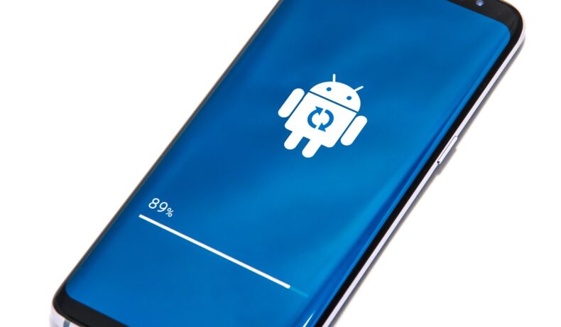 Telefon Samsung, cu o actualizare pe ecranul albastru, pe un fundal alb. Samsung adaptează telefoanele mobile pentru nevoile consumatorilor