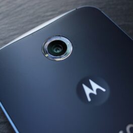 Telefon Motorola pe spate, culoare neagră, pe o masă neagră, cu emblema Motorola. Specificațiile Motorola Tab G70 au apărut pe Internet. În 2022, au apărut noi imagini cu Motorola Razr 3 pe Internet