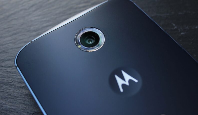 Telefon Motorola pe spate, culoare neagră, pe o masă neagră, cu emblema Motorola. Specificațiile Motorola Tab G70 au apărut pe Internet. În 2022, au apărut noi imagini cu Motorola Razr 3 pe Internet
