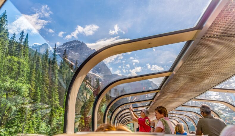 Tren cu acoperiș transparent, care lasă să se vadă priveliștea cu munții de pe fundal. Trenul miliardarilor de 350 de milioane de dolari ar putea deveni realitate în curând