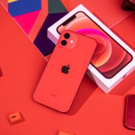 IPhone 12 roșu, pe fundal roșu. Trucul iPhone care a devenit viral pe TikTok include iOS 15