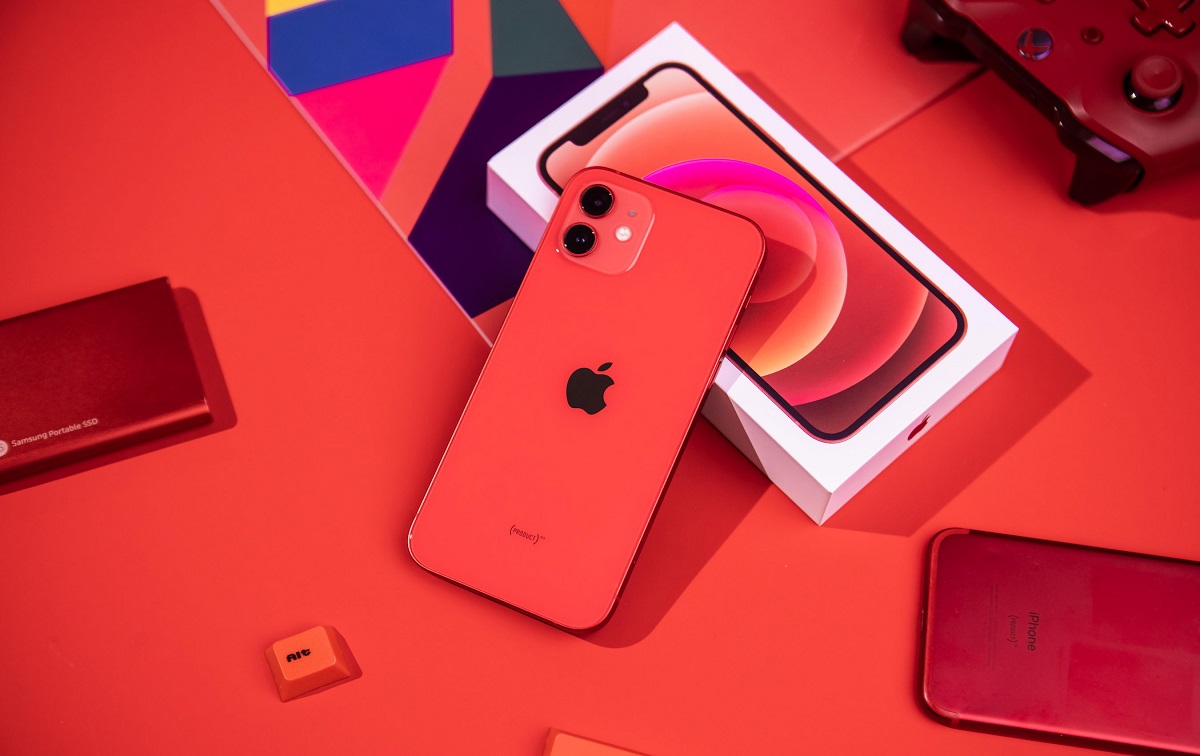 IPhone 12 roșu, pe fundal roșu. Trucul iPhone care a devenit viral pe TikTok include iOS 15