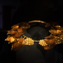 Coroană antică din Grecia, cu motive florale, din aur, pe fundal negru. Un pensionar a găsit o coroană antică din aur