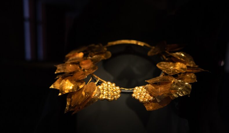 Coroană antică din Grecia, cu motive florale, din aur, pe fundal negru. Un pensionar a găsit o coroană antică din aur