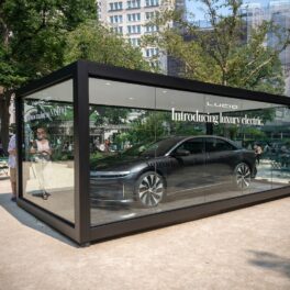 Mașina Lucid, într-o vitrină din Madison Square Park, New York, pe negru. Lucid Air e mașina anului 2022, potrivit MotorTrend