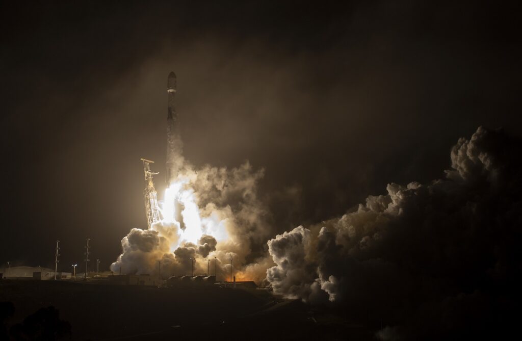 Racheta Falcon 9 Space X și vehiculul spațial DART, în timpul lansării spre asteroidul Dimorphos. NASA lansează o misiune istorică pentru a devia traiectoria unui asteroid