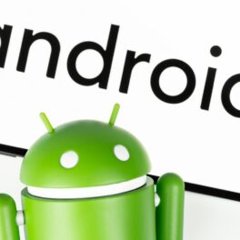 Imagine cu personajul Android, pe fundal alb, pe care scrie Android. Android 13 Tiramisu ar putea fi lansat în anul 2022