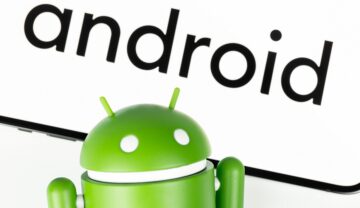 Imagine cu personajul Android, pe fundal alb, pe care scrie Android. Android 13 Tiramisu ar putea fi lansat în anul 2022