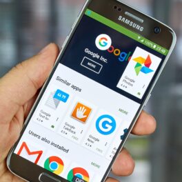 Aplicații din Google Play Store, pe ecranul unui telefon Samsung S7, ținut în mână. Color Message e aplicația Android periculoasă