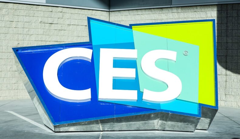 Semnul CES, Consumer Electronics Show, la intrarea din Las Vegas. CES 2022 ar putea întâmpina probleme