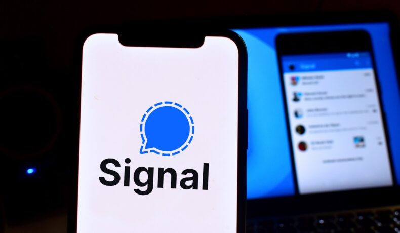 Aplicația Signal, pe u telefon mobil, fundal negru. Ce trebuie să știi despre Signal e că e considerată o platformă sigură