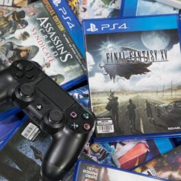 Mai multe jocuri Final Fantasy, cu un controller PlayStation pe ele. Final Fantasy XVI a fost amânat recent cu 6 luni