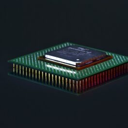 Intel CPU, cu marginile verzi, pe fundal negru. IBM și Samsung au creat recent un nou cip