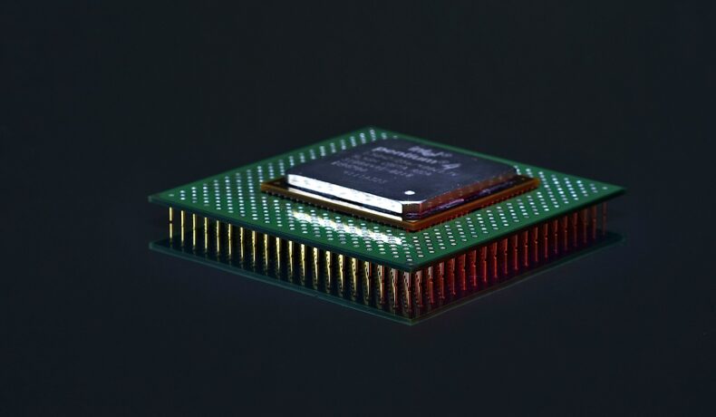 Intel CPU, cu marginile verzi, pe fundal negru. IBM și Samsung au creat recent un nou cip
