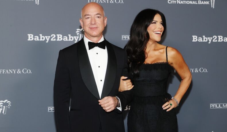 Jeff Bezos și Lauren Sanchez, Baby2Baby 10-Year Gala, 2021. Jeff Bezos a fost surprins în vacanță alături de iubita lui