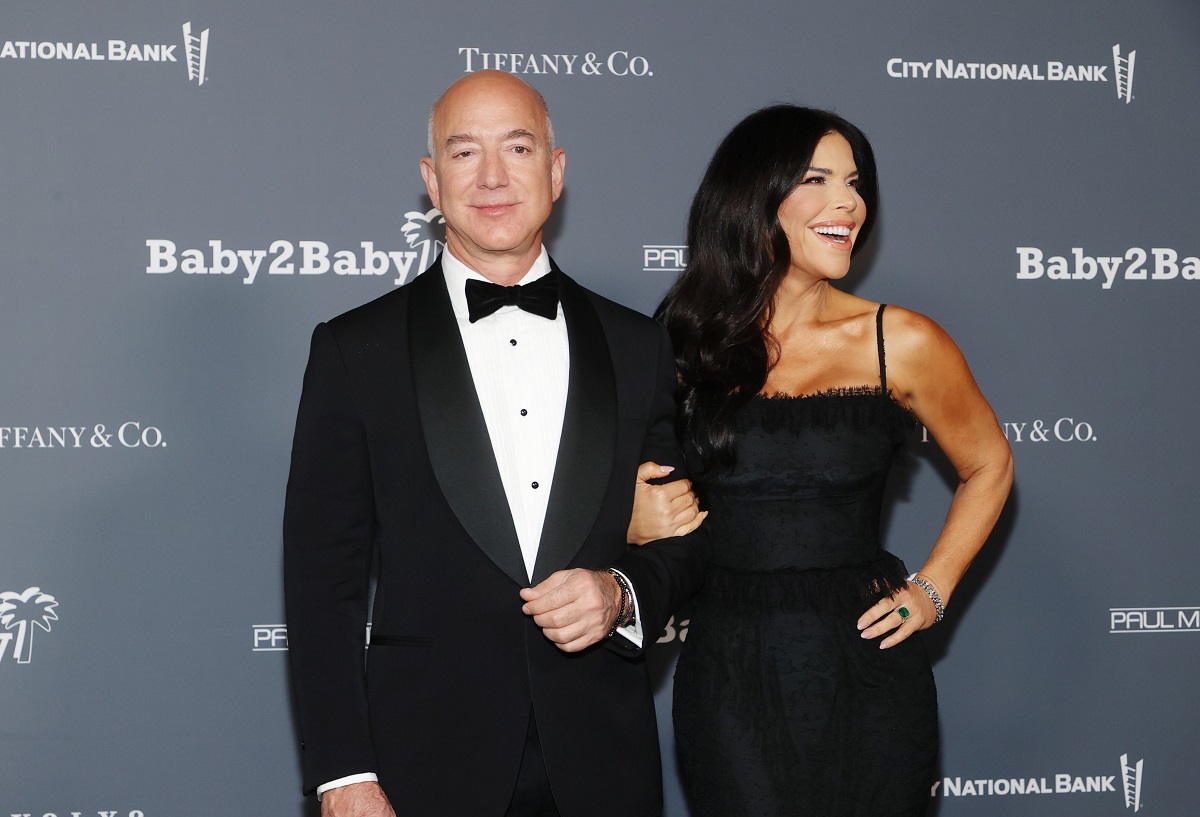 Jeff Bezos și Lauren Sanchez, Baby2Baby 10-Year Gala, 2021. Jeff Bezos a fost surprins în vacanță alături de iubita lui