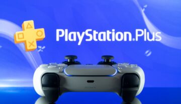 Imagine cu un controller PlayStation, în fața unui panou albastru PlayStation Plus. Trei jocuri PlayStation Plus vor fi disponibile din ianuarie 2022
