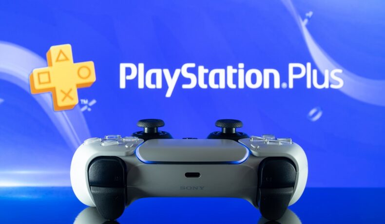 Imagine cu un controller PlayStation, în fața unui panou albastru PlayStation Plus. Trei jocuri PlayStation Plus vor fi disponibile din ianuarie 2022