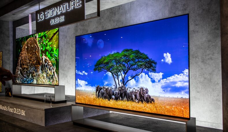 Monitor LG 8k Signature Smart OLED Premium TV, expus într-un magazin, cu o scenă de safari. LG lansează un monitor pe verticală în curând