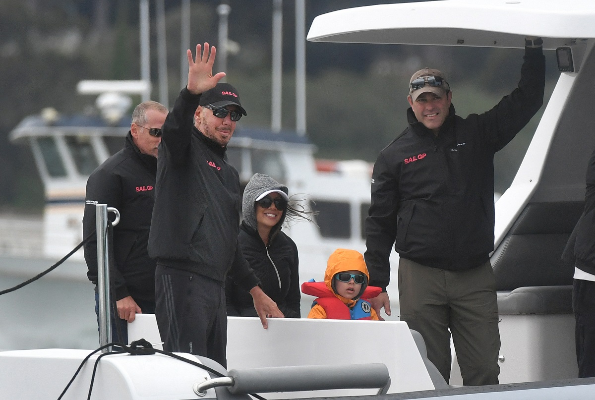 Larry Ellison pe barca echipei SailGP, anul 2019, îmbrăcat în negru, 2019