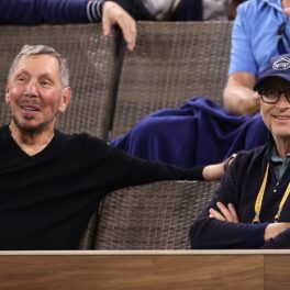Larry Ellison și Bill Gates, în publicul Paribas Open, anul 2021. Amândoi poartă bluze negre