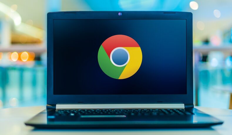 Logo-ul Google pe un laptop negru, cu ecran negru. Microsoft avertizează utilizatorii despre pericolele Google Chrome