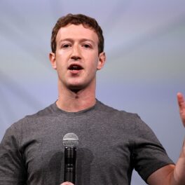 Mark Zuckerberg la conferința Facebook f8, 2014. Poartă un tricou gri simplu. Oamenii de știință i-au trimis o scrisoare lui Mark Zuckerberg recent