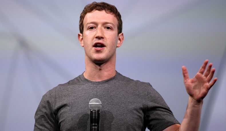 Mark Zuckerberg la conferința Facebook f8, 2014. Poartă un tricou gri simplu. Oamenii de știință i-au trimis o scrisoare lui Mark Zuckerberg recent