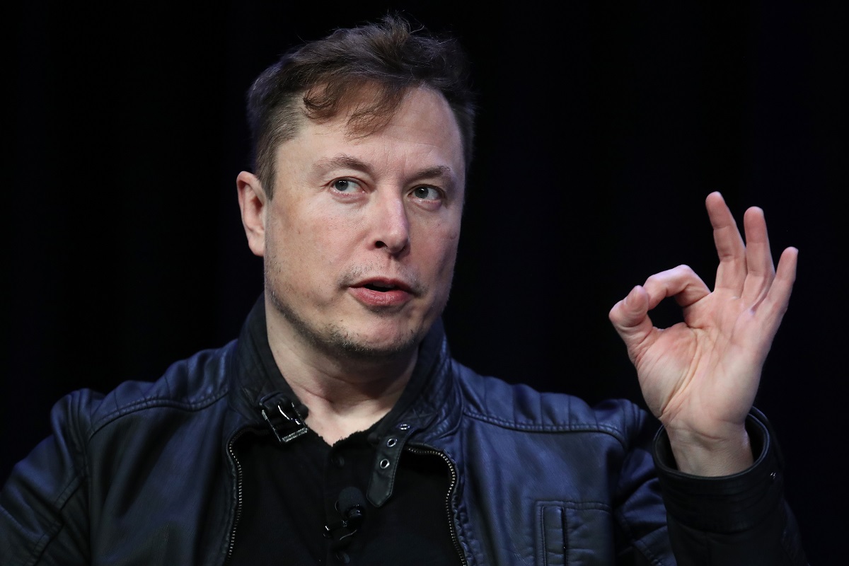 Elon Musk, în cadrul Satellite Conference and Exhibition, din 9 martie 2020. Poartă o geacă neagră, pe un fundal negru. Regula lui Elon Musk ajută angajații să fie mai productivi