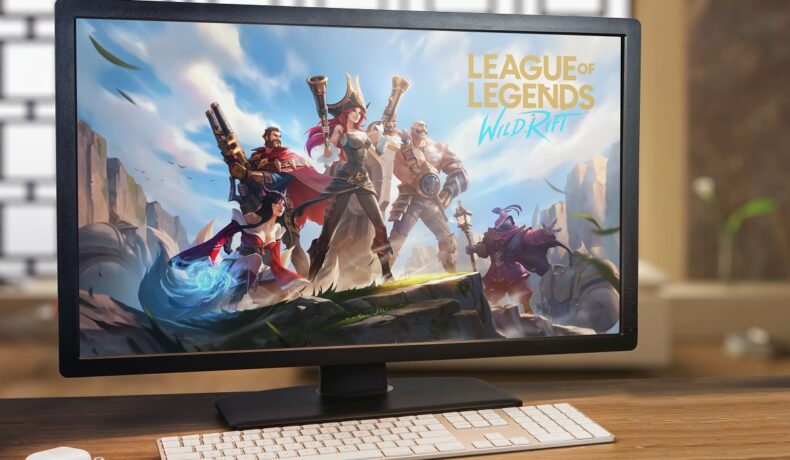 Monitor de calculator cu imagine League of Legends, aflat pe un birou. Dezvoltatorul LOL; Riot Games, va plăti 100 de milioane de dolari