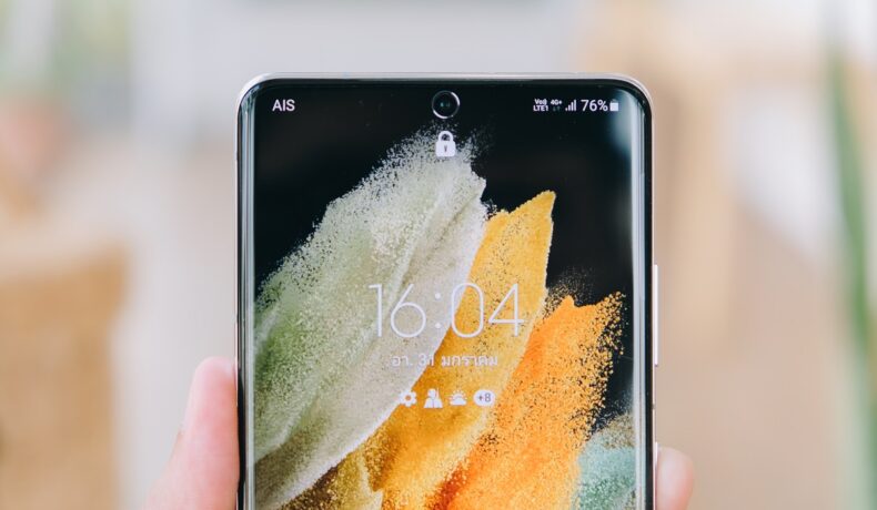 Imagine cu partea de sus a telefonului Galaxy Samsung Galaxy S21 Ultra, ținut în mână. Samsung Galaxy S21 FE ar putea fi lansat anul următor