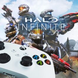 Imagine cu jocul Halo Infinite, cu un controller de consolă alb de Xbox în față. Scgimbările Halo Infinite au încântat fanii