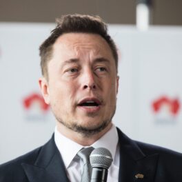 Elon Musk, la o ședință SpaceX, în 2020. Poartă un costum și cămașă albă. Recent, a fost descoperită sosia lui Elon Musk