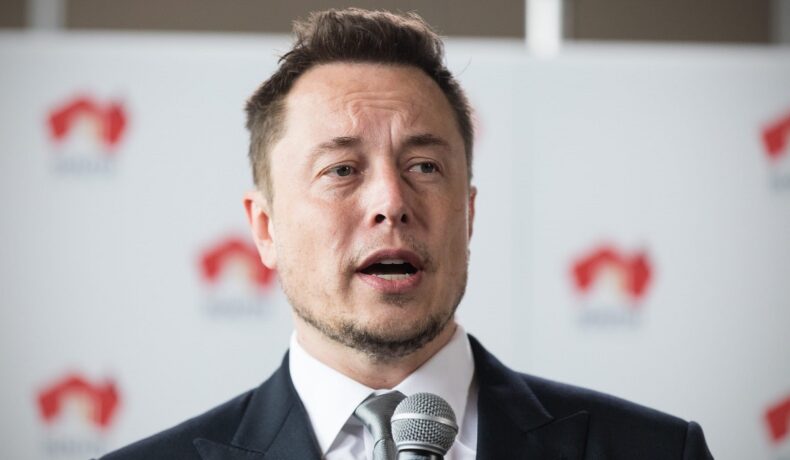Elon Musk, la o ședință SpaceX, în 2020. Poartă un costum și cămașă albă. Recent, a fost descoperită sosia lui Elon Musk