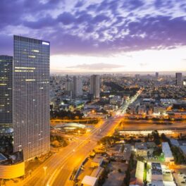 Panoramă cu orașul Tel Aviv, seara. În partea stângă se văd clădiri zgărie-nori. Tel Aviv e cel mai scump oraș din lume