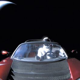Tesla Roadster, mașina pe care a lansat-o Elon Musk în spațiu, și manechinul Starman, pe fundal negru, cu luna în spate