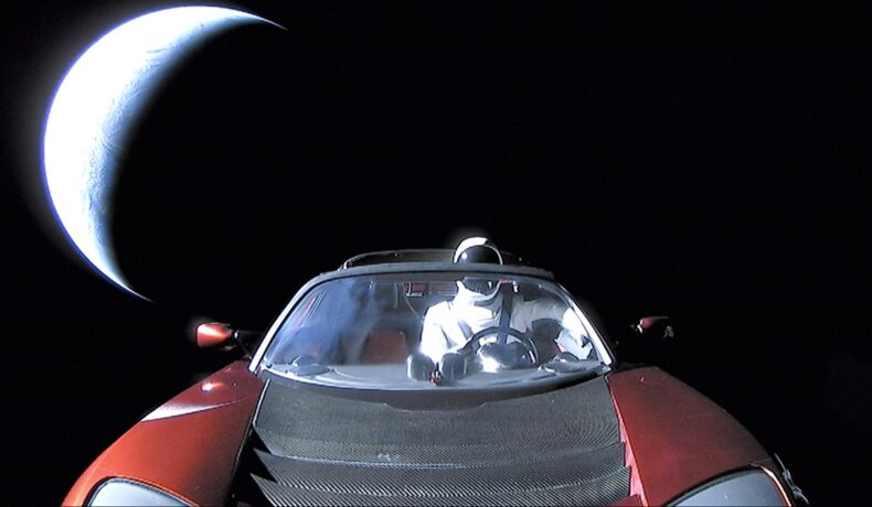 Tesla Roadster, mașina pe care a lansat-o Elon Musk în spațiu, și manechinul Starman, pe fundal negru, cu luna în spate