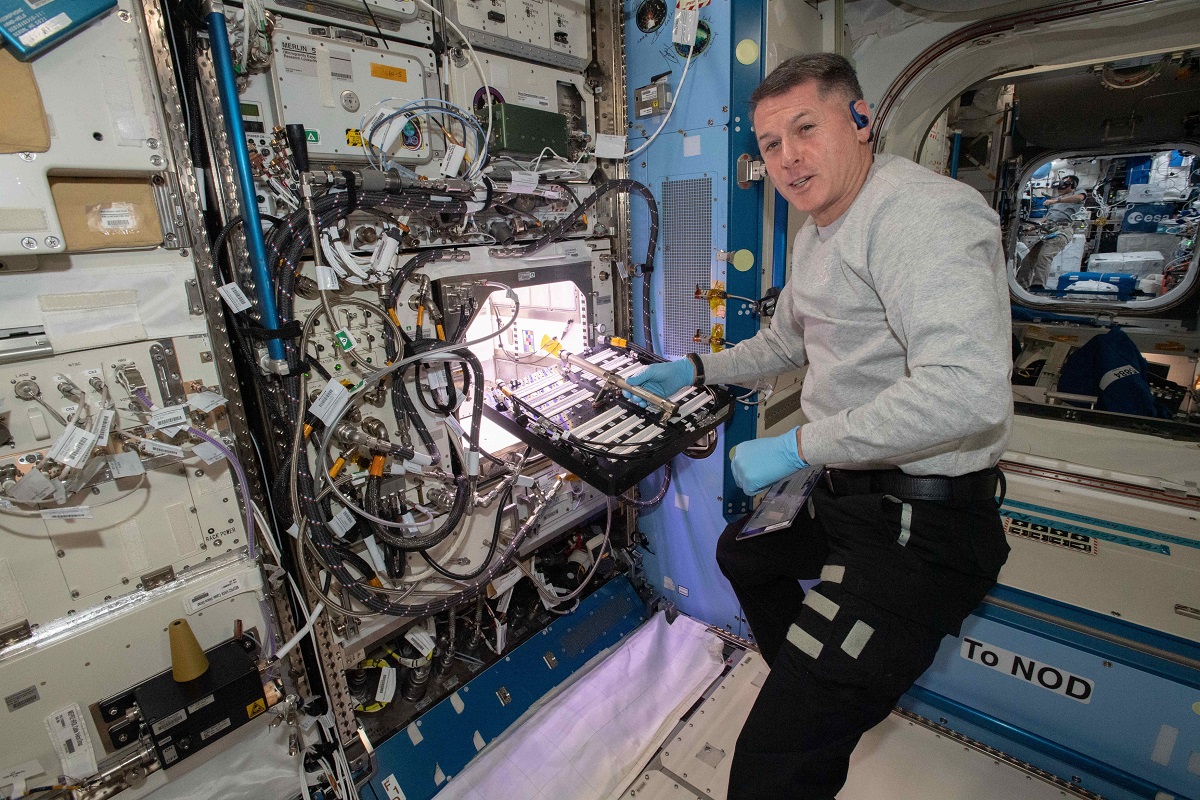 Astronautul Shane Kimbrough, într-o bluză gri, pantaloni de culoare neagră, la bordul SSI