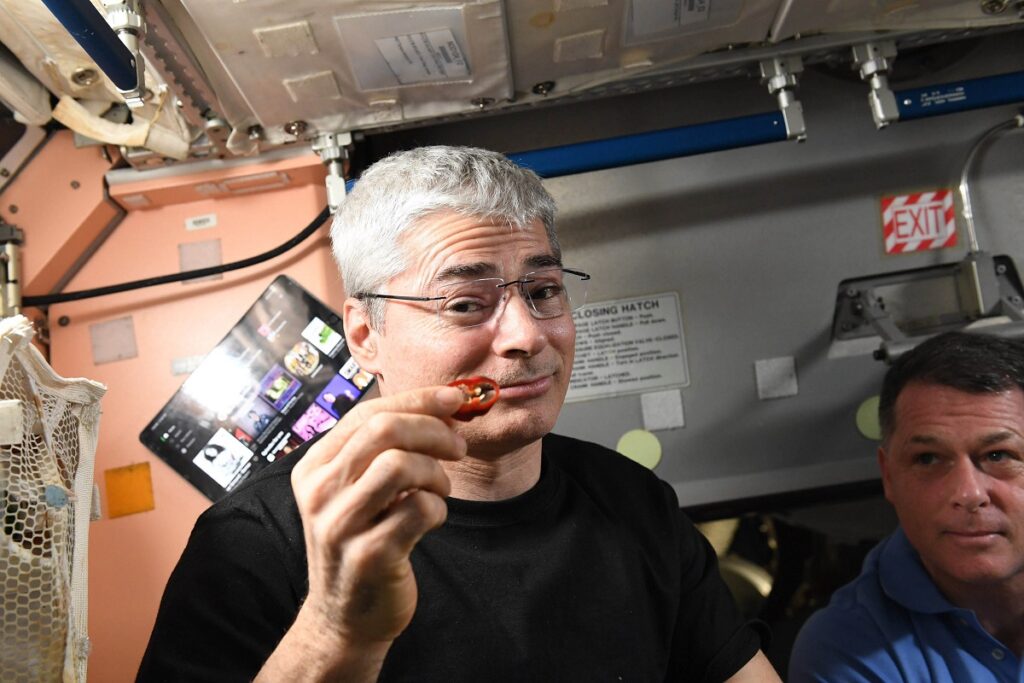 Astronautul NASA Mark Vande Hei care mănâncă ardei iuți la bordul SSI