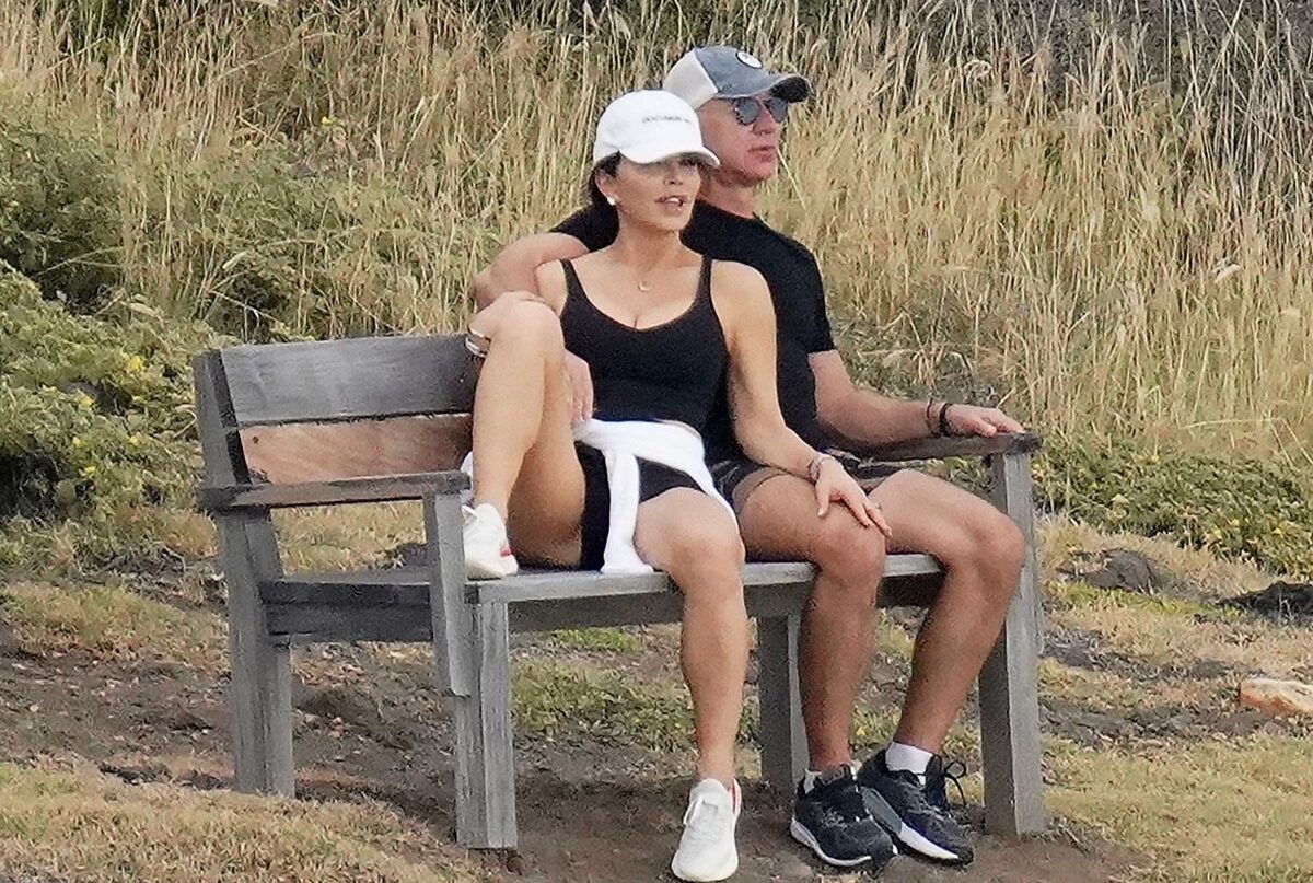 Jeff Bezos și Lauren Sanchez, în vacanță, pe o bancă din lemn. Jeff Bezos a fost surprins alături de Lauren Sanchez în St. Barts, 2021