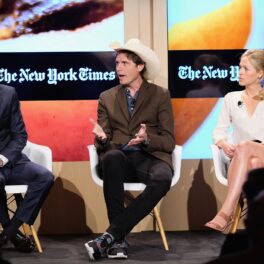 Dan Barber, Kimbal Musk and Elly Truesdell, la o conferință din anul 2016. Stau pe scenă î scaune. Kimbal Musk, fratele lui Elon Musk, poartă o pălărie de cowboy
