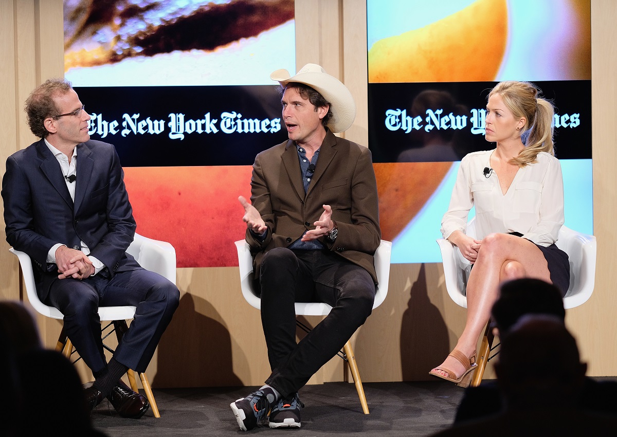 Dan Barber, Kimbal Musk and Elly Truesdell, la o conferință din anul 2016. Stau pe scenă î scaune. Kimbal Musk, fratele lui Elon Musk, poartă o pălărie de cowboy